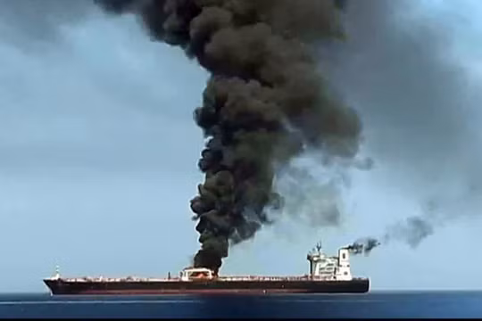 Iran tấn công nhiều tàu thuyền ở eo biển Hormuz, bắn phá sân bay Dubai