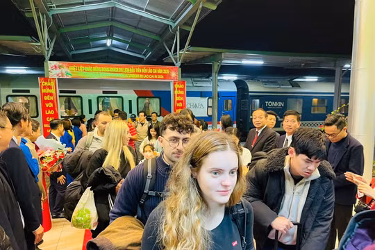 Lào Cai đón đoàn du khách quốc tế đầu tiên năm 2026 đi xe lửa từ Hà Nội lên thăm Sa Pa