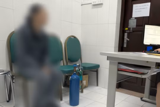 Nhập viện 'cai nghiện', nữ sinh viên vẫn ôm theo bình khí cười