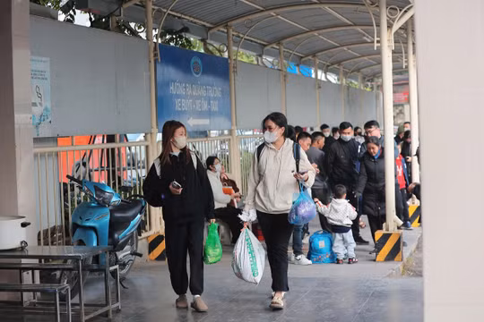 Kết thúc kỳ nghỉ, dòng người ùn ùn trở lại Hà Nội sau Tết Dương lịch
