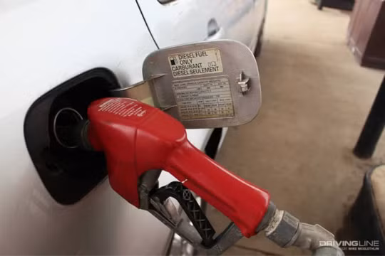 Đổ nhầm xăng vào xe diesel, phải làm sao?