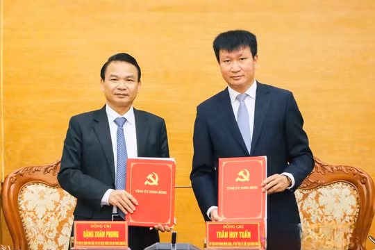 Bàn giao nhiệm vụ Bí thư Tỉnh ủy Ninh Bình nhiệm kỳ 2025 - 2030