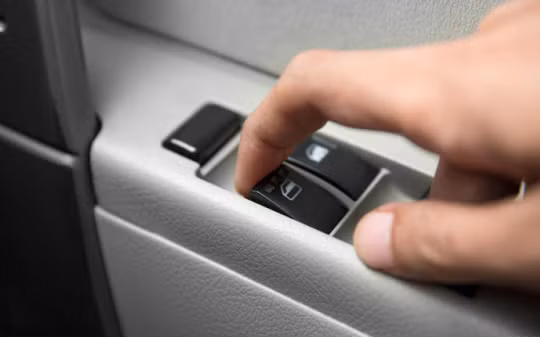 Kính chỉnh điện trên ô tô đã xuất hiện lâu hơn bạn nghĩ
