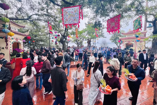 Mùng 9 Tết, Phủ Tây Hồ vẫn đông người đi lễ nhưng thông thoáng hơn những ngày cao điểm