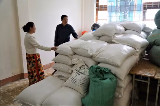 Quảng Ngãi: Hơn 4 tấn gạo hỗ trợ học sinh xã vùng khó vẫn nằm trong kho vì vướng quy định