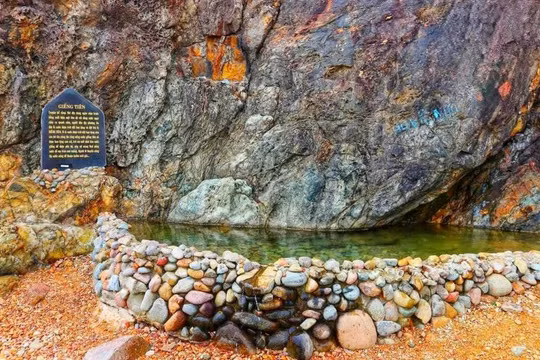 Gia Lai: Nữ ca sĩ Juky San mặc bikini ngâm mình trong Giếng Tiên gây phẫn nộ