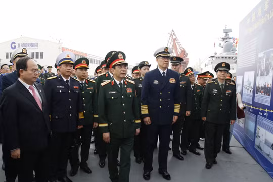 Hai Bộ trưởng Bộ Quốc phòng Việt Nam và Trung Quốc dự Lễ khởi hành tuần tra liên hợp hải quân
