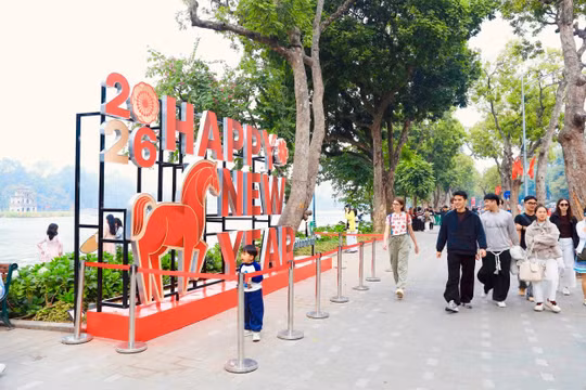 Phố phường Hà Nội rực rỡ cờ hoa chào năm mới 2026