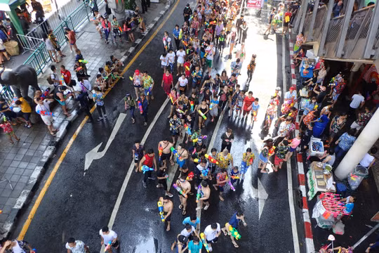 Tết Songkran Thái Lan 2026: Kinh nghiệm du lịch mùa lễ hội nước