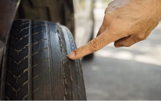 Vì sao lốp xe hay bị mòn lệch một bên?