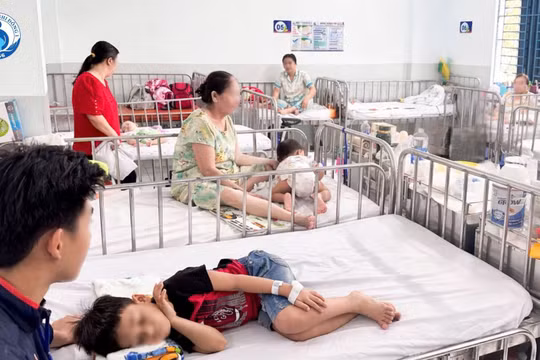 Dịch tay chân miệng bùng phát, bệnh viện TP HCM sẵn sàng tình huống quá tải