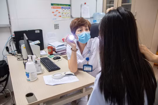 Bác sĩ chỉ cách bôi kem chống nắng đúng chuẩn, tránh sạm da và tổn thương vì nắng nóng