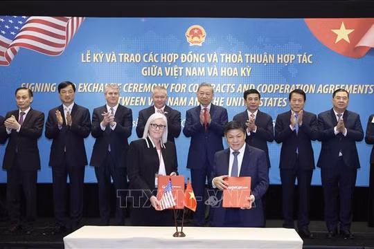 Tổng Bí thư chứng kiến lễ ký và trao các thoả thuận hợp tác giữa Việt Nam và Hoa Kỳ