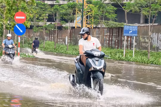 Hà Nội: Nhiều nơi ngập úng sau trận mưa đá, người dân đi lại khó khăn