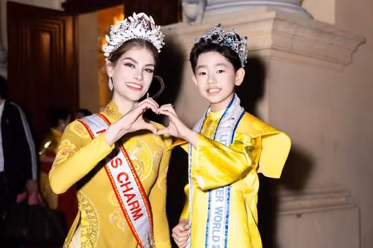 Bùi Khâu Minh Triết - Nam vương Nhí Thế giới tỏa sáng cùng biểu tượng sắc đẹp Miss Charm 2025 Anna Blanco Flores