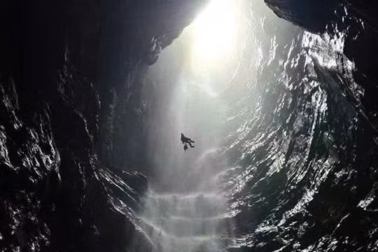 Phát hiện hang động mới có thác nước cao hàng trăm mét tại Phong Nha – Kẻ Bàng