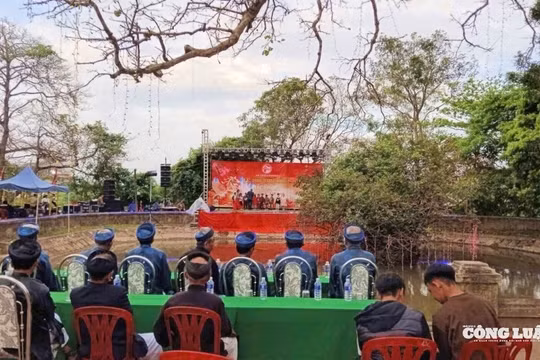 Quảng Trị: Hàng nghìn người đổ về chợ đình Bích La trẩy hội, cầu may