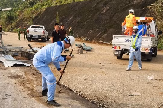Ô tô đâm rào chắn công trường, một người tử vong trên cao tốc Nội Bài - Lào Cai