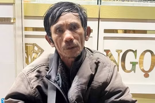 Gia Lai: Mất sạch tiền trong lúc bán vé số, cụ ông bất ngờ nhận “món quà” từ cộng đồng
