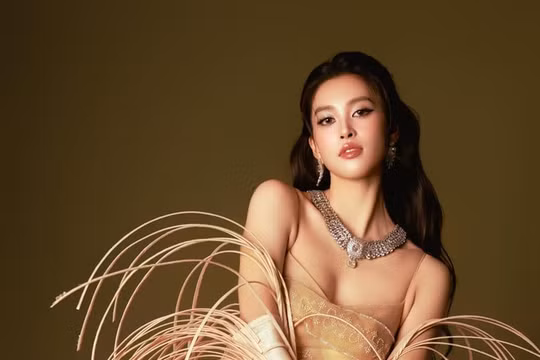 Hoa hậu Tiểu Vy khoe sắc vóc trưởng thành trong bộ ảnh chào đón năm mới 2026