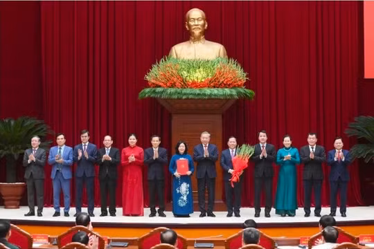 Bà Bùi Thị Minh Hoài tái cử giữ chức Bí thư Đảng ủy Mặt trận Tổ quốc, các đoàn thể Trung ương