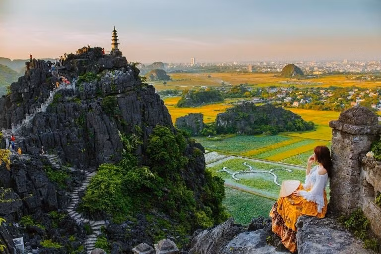 congluan-cdn.congluan.vn-files-content-2024-06-20-_thang-6-ve-ninh-binh-ngam-van-ly-truong-thanh-mua-sen-no-va-dong-lua-chin-155748489(1).jpg