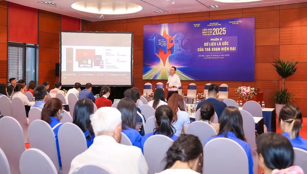 Ông Phạm Anh Chiến, Phó Giám đốc Trung tâm Sản xuất và Phát triển nội dung số Đài Truyền hình Việt Nam (VTV Digital) trình bày tham luận.