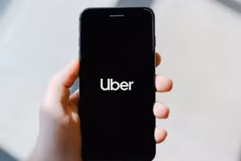 Uber là một công ty công nghệ đa quốc gia chuyên cung cấp dịch vụ gọi xe ôm, xe hơi công nghệ, giao đồ ăn (Uber Eats) và vận chuyển hàng hóa thông qua ứng dụng trên điện thoại thông minh. Ảnh: Unsplash
