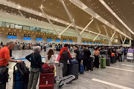 Sân bay Tân Sơn Nhất lập mức kỷ lục về chuyến bay và hành khách