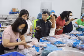 Lo ngại thực phẩm bẩn, phụ huynh 'mục sở thị' bếp ăn của con