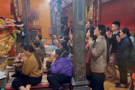 Ninh Bình: Người dân hào hứng đi lễ đầu xuân, gìn giữ nét đẹp truyền thống