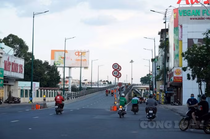 Người dân khi muốn vào địa bàn quận Gò Vấp phải khai báo y tế - Nguồn: Phú Nguyên