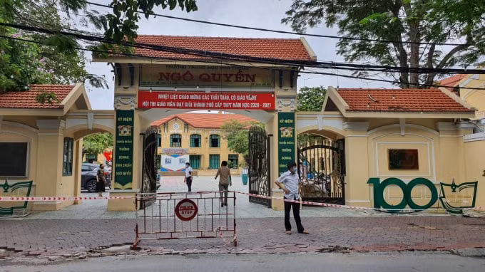 Trường THPT Ngô Quyền, nơi đã có 2 cán bộ, giáo viên nhiễm Covid-19 (Ảnh Lê Tân)