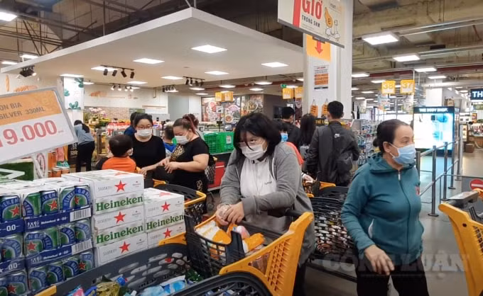 Lượng hàng ở các siêu thị dồi dào, khi kệ hết hàng nhân viên ngay lập tức xuất kho những thùng hàng mới để đưa lên kệ