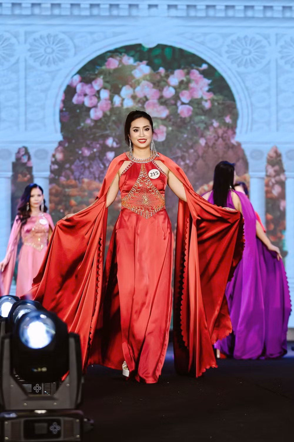 lung linh dem ban ket hoa hau doanh nhan quoc gia viet nam 2025 top 20 bong hong thep lo dien hinh 9