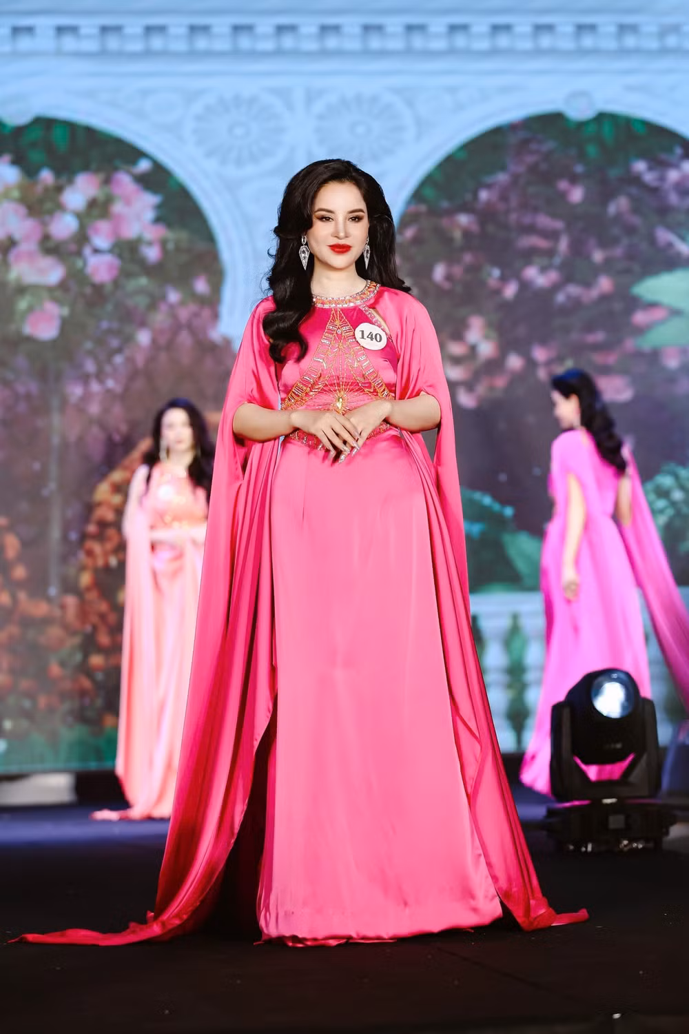 lung linh dem ban ket hoa hau doanh nhan quoc gia viet nam 2025 top 20 bong hong thep lo dien hinh 10