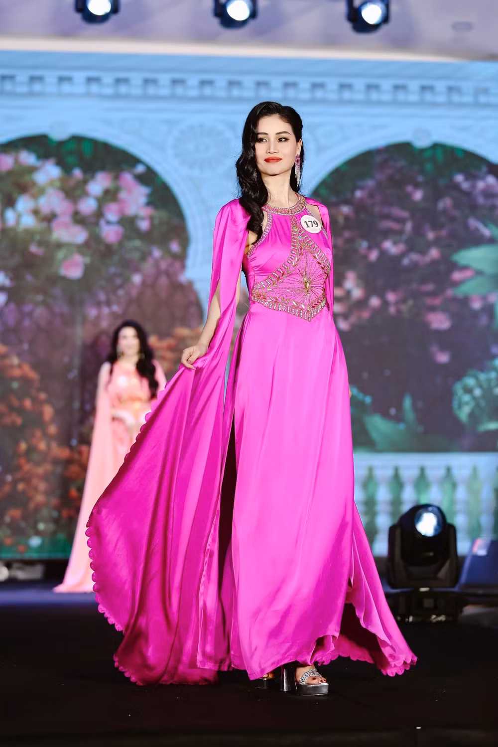 lung linh dem ban ket hoa hau doanh nhan quoc gia viet nam 2025 top 20 bong hong thep lo dien hinh 6