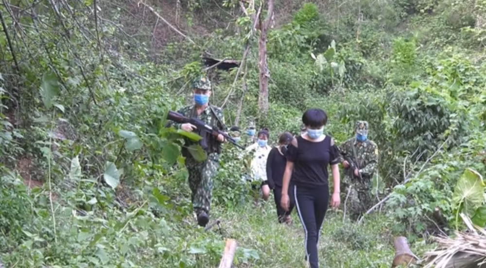 bat 2 doi tuong co hanh vi to chuc dua nguoi xuat canh trai phep hinh 1