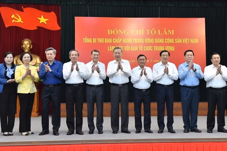 Tổng Bí thư Tô Lâm với các đồng chí lãnh đạo Đảng, Nhà nước và các đại biểu tham dự buổi làm việc. Ảnh: Đăng Khoa