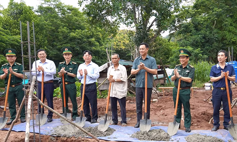 images814254__o__ng_chi__bi__thu__ti_nh_u_y_le__ngo_c_quang_va__ca_c__a_i_bie__u_thu__c_hie__n_nghi_le___kho__i_co_ng_.jpg