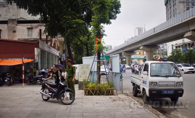 Kiên quyết xử lý mạnh tay đối với các trường hợp cố tình vi phạm, cản trở hành lang an toàn giao thông, thiếu ý thức trong việc chấp hành pháp luật. Ảnh: Vũ Lân