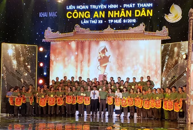 Thượng tướng Nguyễn Văn Thành – Thứ trưởng Bộ Công an, Ông Phạm Bình Minh – Tổng Giám đốc Đài Truyền hình Việt Nam, tặng cờ lưu niệm cho các đơn vị có tác phẩm tham gia dự thi (Ảnh: Cái Văn Long)