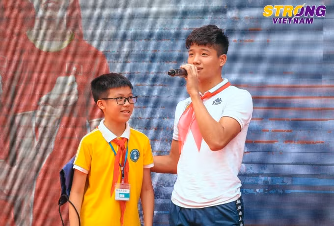 Thủ môn Phí Minh Long nhắn nhủ các em học sinh: “Mình vấp ngã ở đâu sẽ đứng lên ở đó”