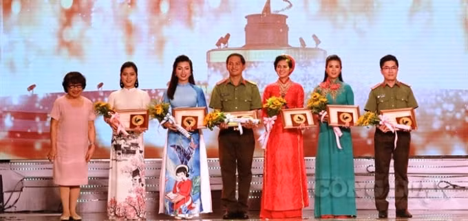 NSƯT Kim Tiến trao giải Vàng cho Người dẫn chương trình tại Liên hoan.