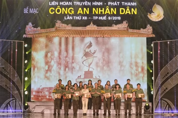 Thượng tướng Nguyễn Văn Thành, Thứ Trưởng Bộ Công an trao giải cho các đoàn có Tác phẩm báo chí Truyền hình đoạt Huy chương Vàng.