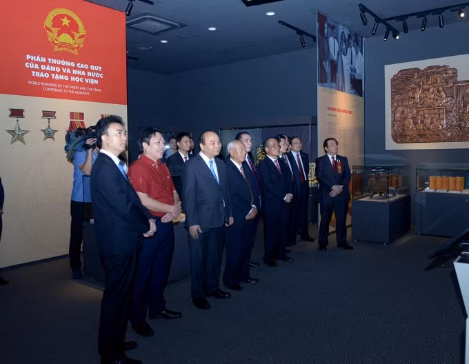 Thủ tướng Chính phủ Nguyễn Xuân Phúc và các đại biểu thăm Phòng Truyền thống của Học viện. Ảnh: MT.
