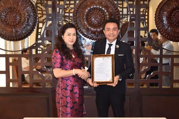 Bà Nguyễn Thị Thanh – Chủ tịch CLB Doanh Nhân Việt Nam trao quyết định bổ nhiệm Nam vương Huy Hoàng làm Phó Chủ tịch Thường trực CLB.
