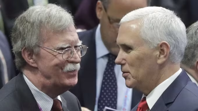 Việc ông Bolton cố gắng lôi kéo Phó Tổng thống Mike Pence về chiến tuyến của mình 