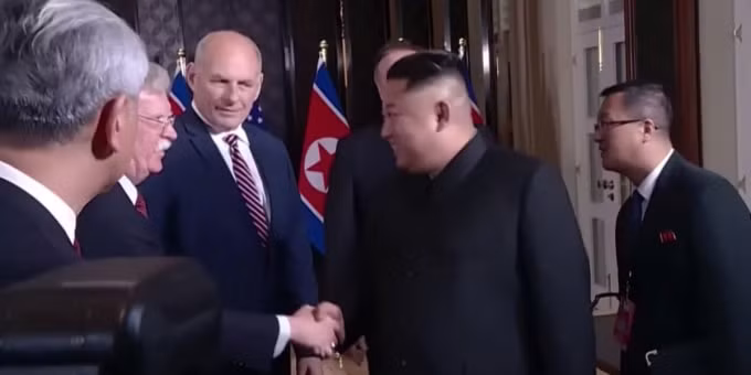 Ông John Bolton bắt tay với nhà lãnh đạo Triều Tiên Kim Jong-un trong cuộc gặp tại Hà Nội hồi tháng 2/2019. Ảnh: BI