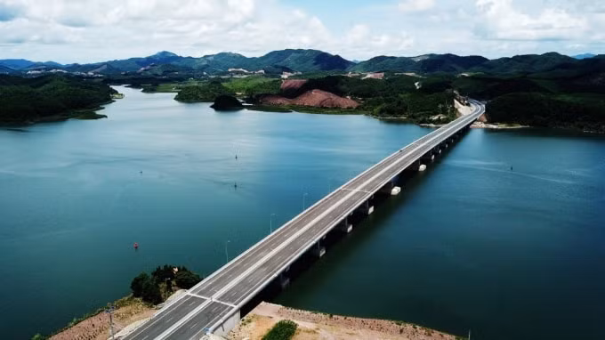 Hệ thống giao thông được đầu tư đồng bộ là “cú hích” để du lịch Hạ Long, Quảng Ninh phát triển mạnh. (Ảnh: Cao tốc Hạ Long – Vân Đồn)